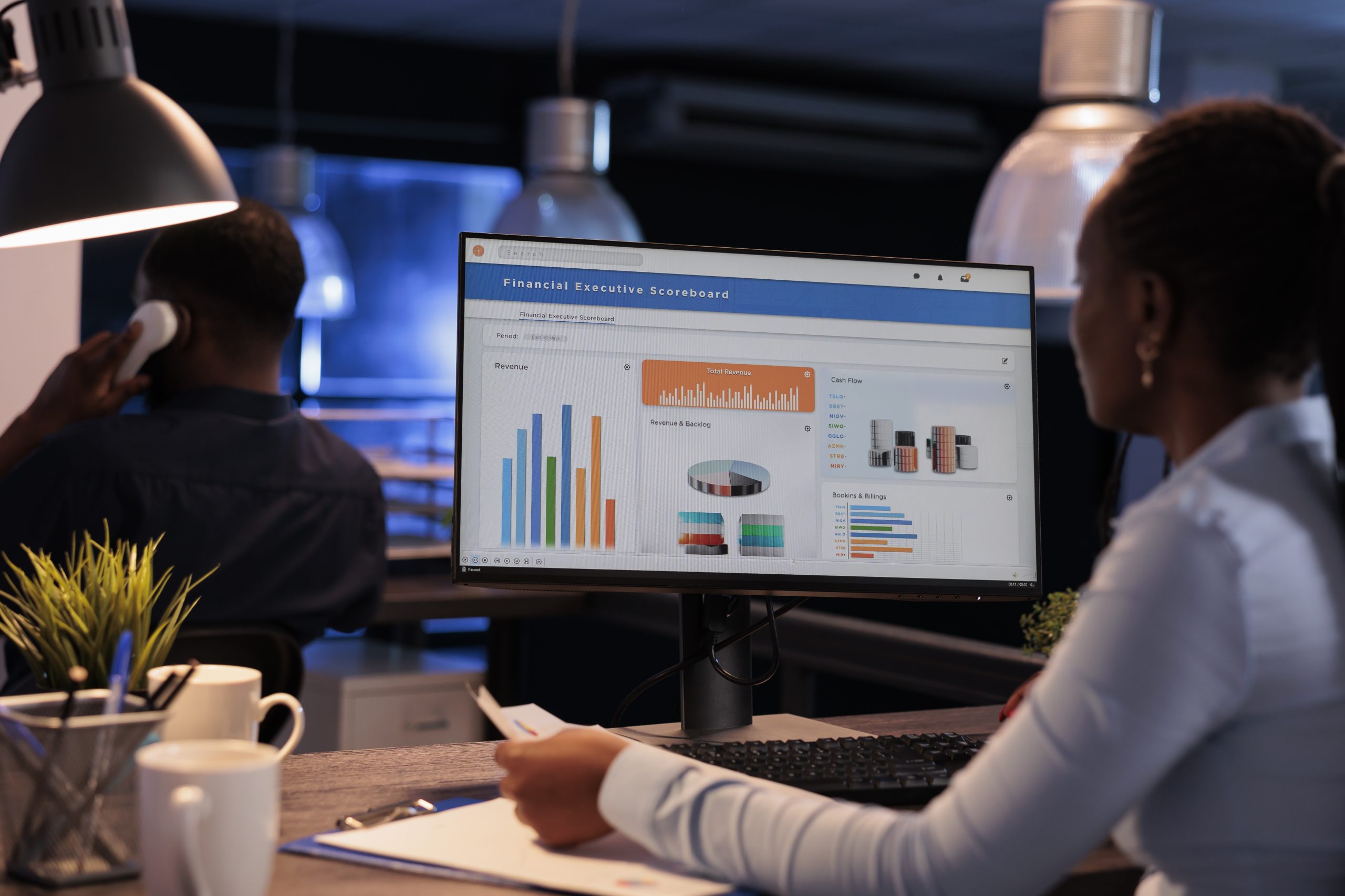 Visuel de femme travaillant sur un tableau graphique de statistiques