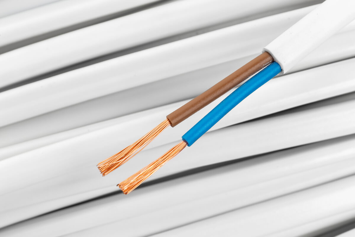 câbles électriques dénudés